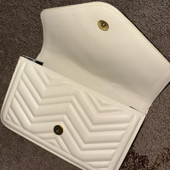 Crème Clutch with Gold chain - Picture 3 of 7